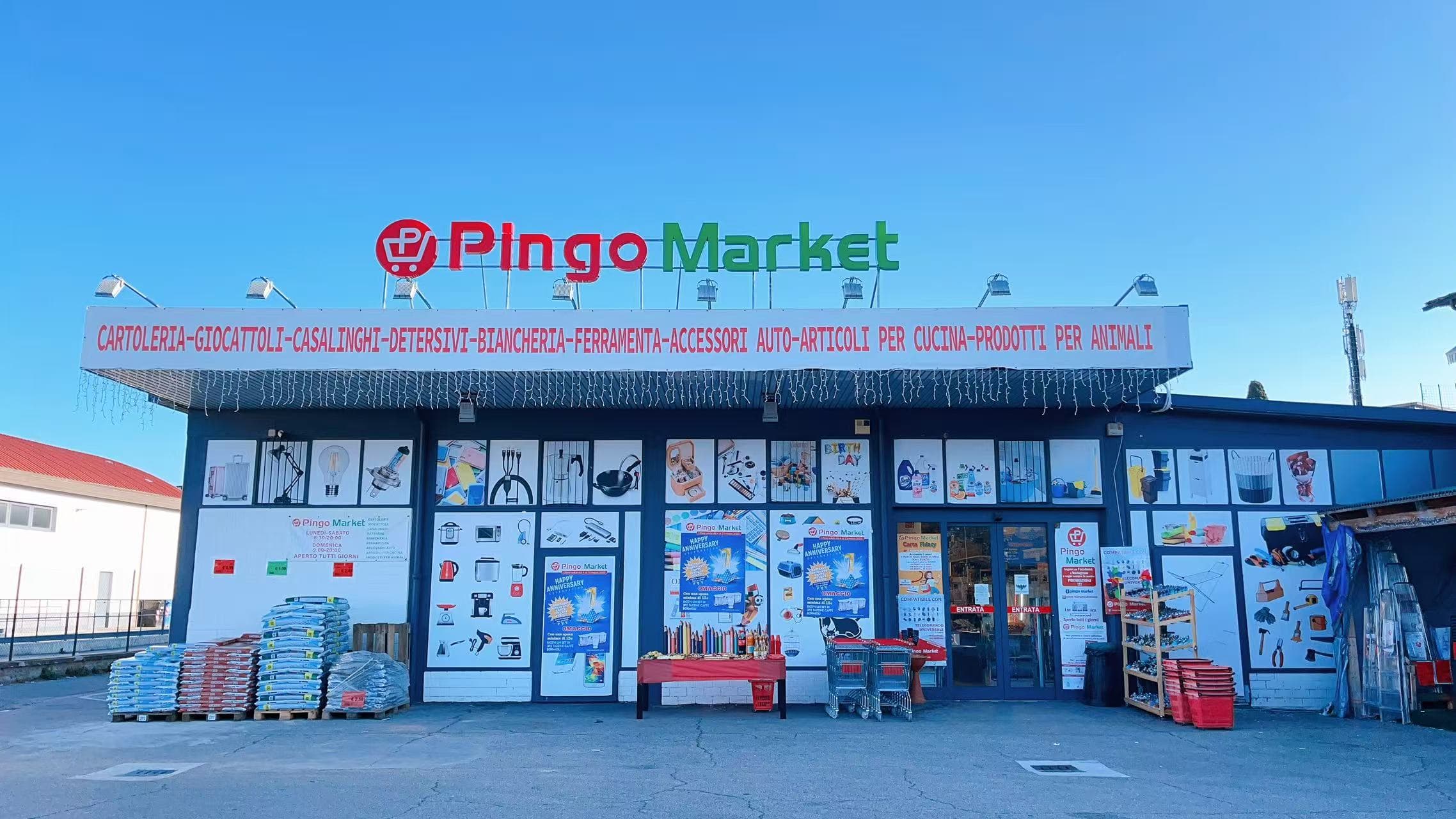 La facciata e l’ingresso di Pingo Market
