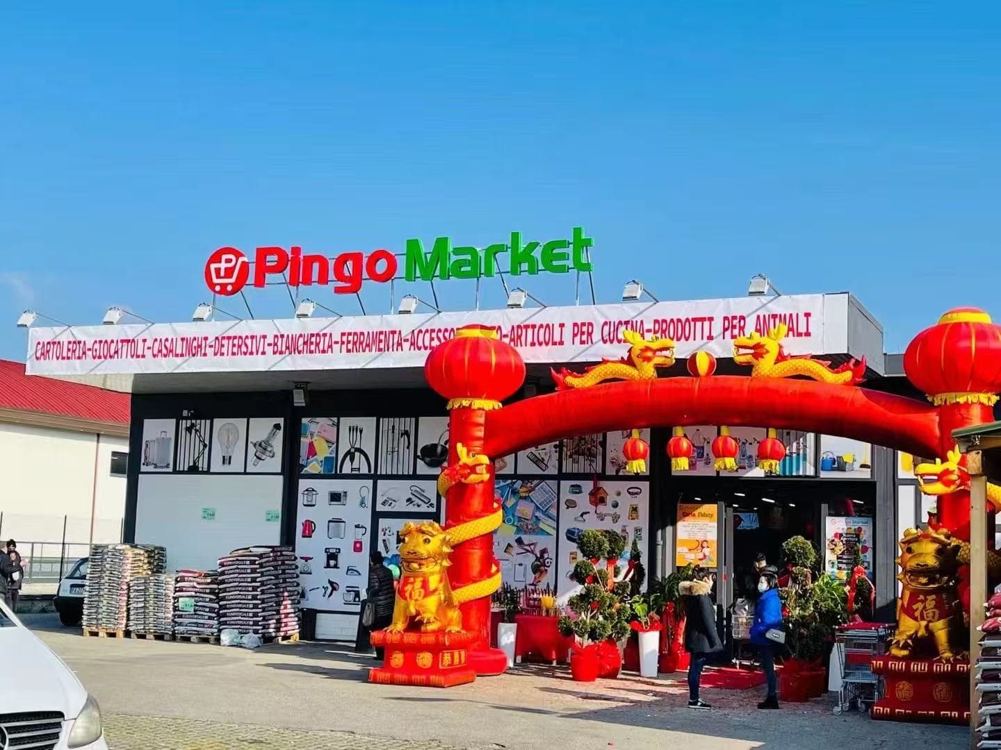 L’ingresso di Pingo Market allestito per una festa