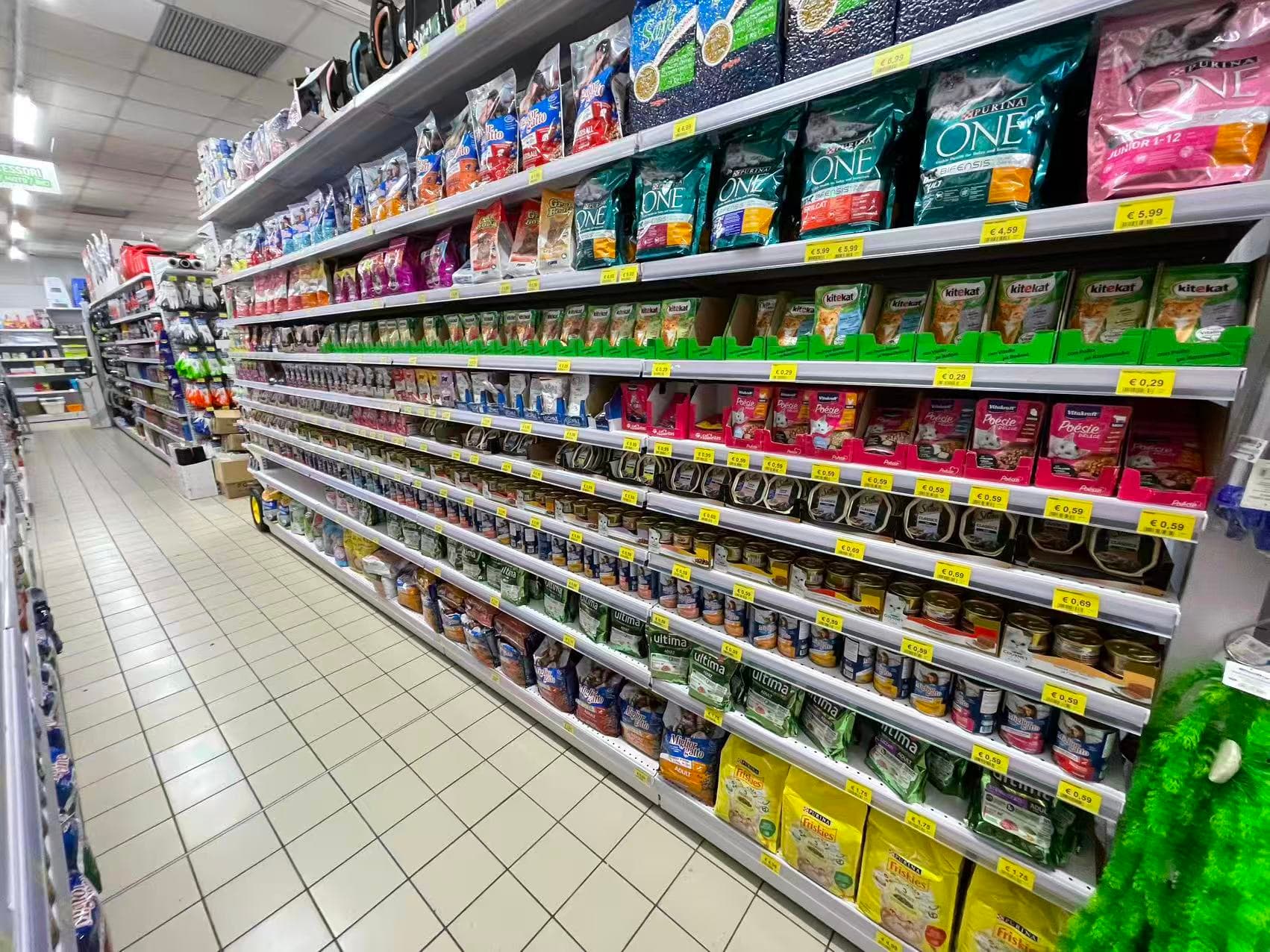 Alimenti per animali sugli scaffali del negozio