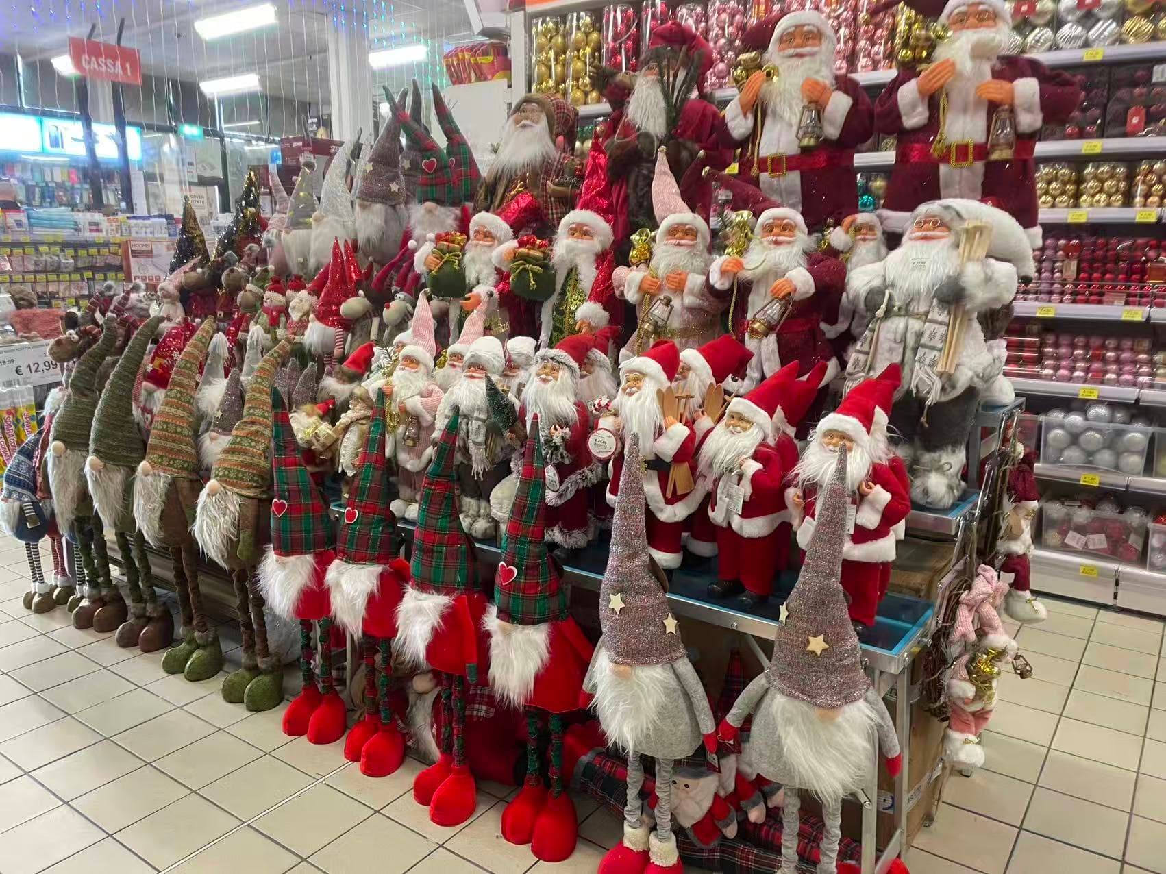 Babbi Natale e decorazioni natalizie esposti in negozio